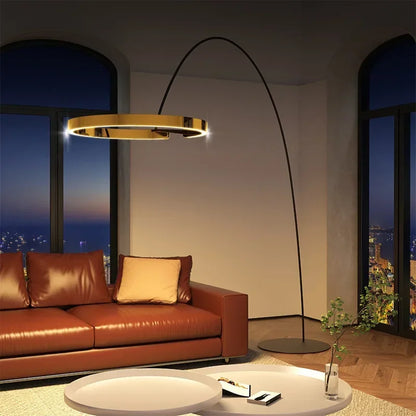 Lampe cloche dorée installée à coté du canapé du salon
