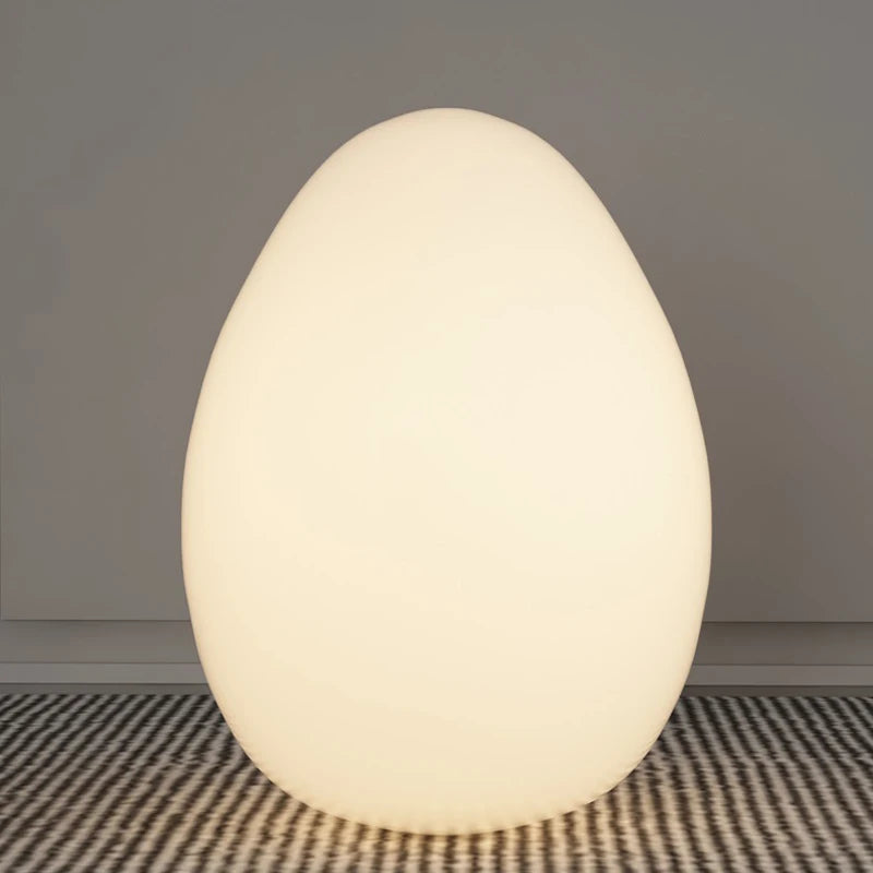 Lampe en forme d'oeuf posée sur tapis de salon