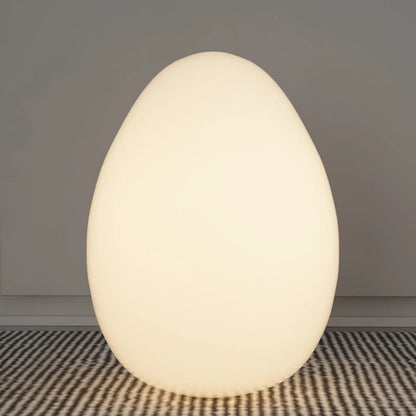 Lampe en forme d'oeuf posée sur tapis de salon