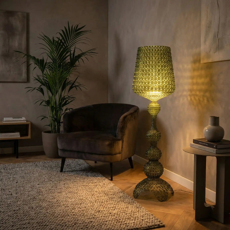 lampadaire vert posé dans un coin de salon 