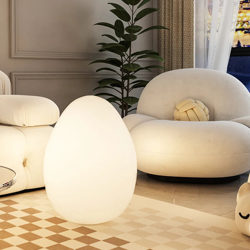 Lampe en forme d'oeuf posée sur le tapis de salon