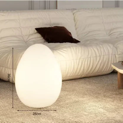 Lampe en forme d'oeuf de 26cm/36cm  posée sur un tapis de salon 